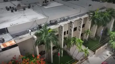 El edificio de las Cortes del Centro de los Héroes: entre la historia, el deterioro y el dilema de su destino