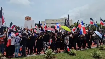Antigua Orden Dominicana marcha al Congreso en defensa de la soberan&iacute;a y contra permisos laborales a haitianos ilegales