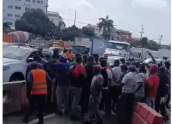 Protesta en carretera Sánchez tras fiscalización a chofer de camión