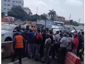 Protesta en carretera Sánchez tras fiscalización a chofer de camión