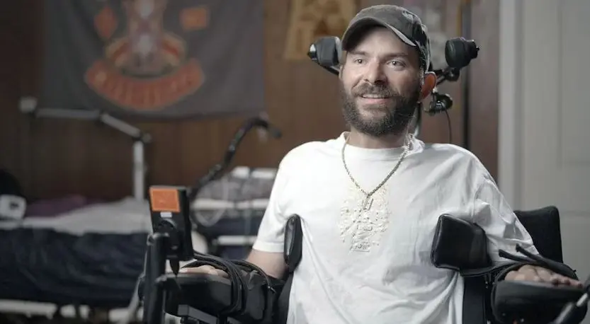 Un chip de Neuralink fue implantado en un veterano de guerra y ahora puede controlar su teléfono con la mente