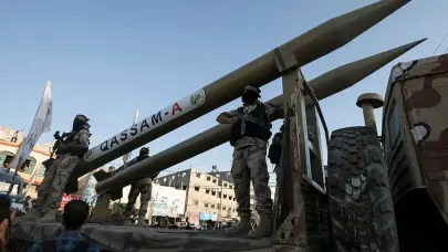 Soldados israelíes suben a bordo de un barco de militantes propalestinos con destino a Gaza