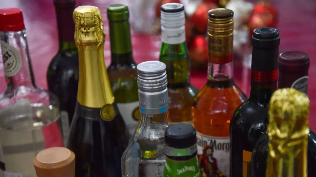 Solicitan coerción contra mujer detenida con miles de litros de alcohol adulterado