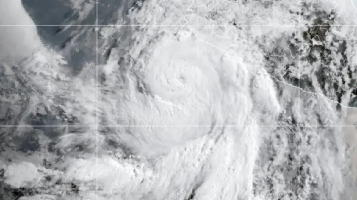 La tormenta tropical Flossie sigue debilitándose y se aleja de las costas de México