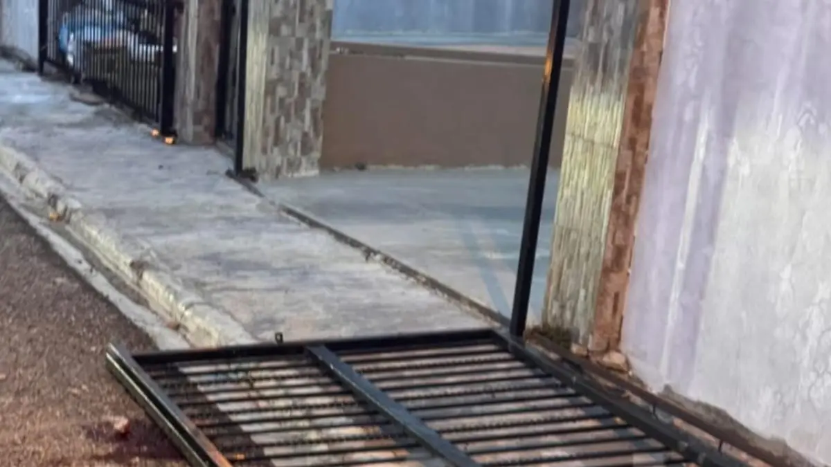 Muere niño de 7 años tras caerle un portón de hierro