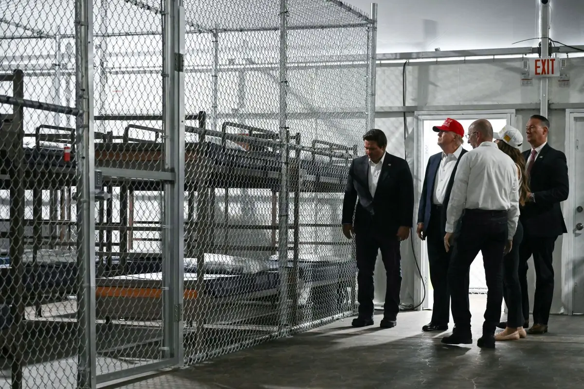 Trump elogia el centro de detención de migrantes Alcatraz de los caimanes