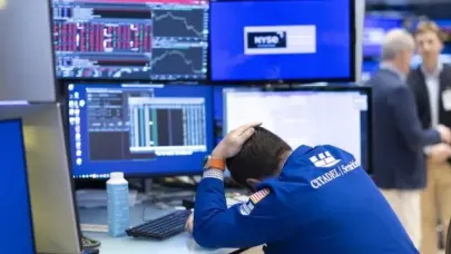 Wall Street abre en rojo tras el anuncio de Trump de aranceles del 30 % a la Uni&oacute;n Europea y M&eacute;xico