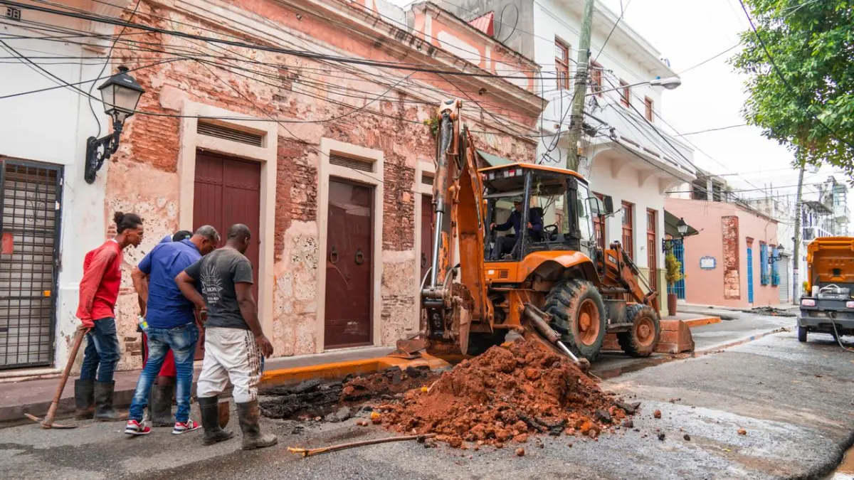 CAASD soluciona avería en tubería de aguas residuales en la Ciudad Colonial