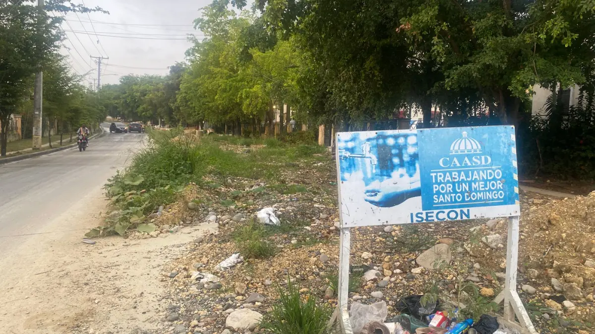 Residentes de Santo Domingo Norte enfrentan insalubridad por obras inconclusas de la CAASD
