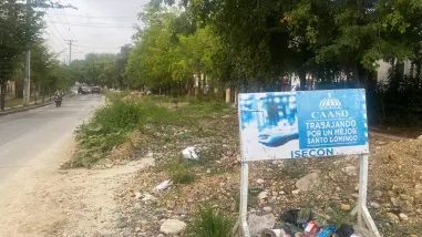 Residentes de Santo Domingo Norte enfrentan insalubridad por obras inconclusas de la CAASD