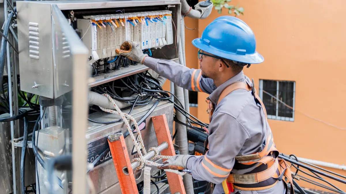 Edesur sanea más de 200 módulos de recargas y normaliza 2,500 clientes prepago en Cristo Rey