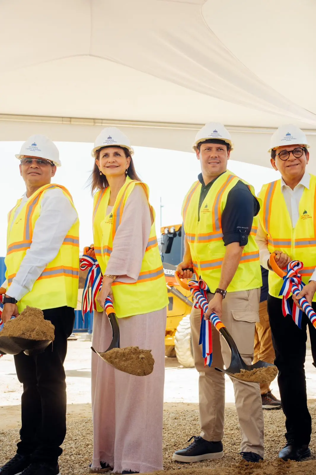 Vicepresidenta Raquel Peña y Ministro Carlos Bonilla entregan títulos a comunitarios de Bonao, tras casi dos décadas de espera