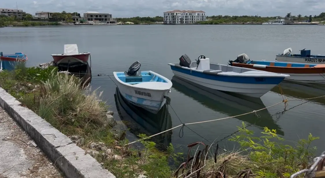 Continúa búsqueda de sobrevivientes tras naufragio en playa Juanillo; piden coerción a organizadores del viaje
