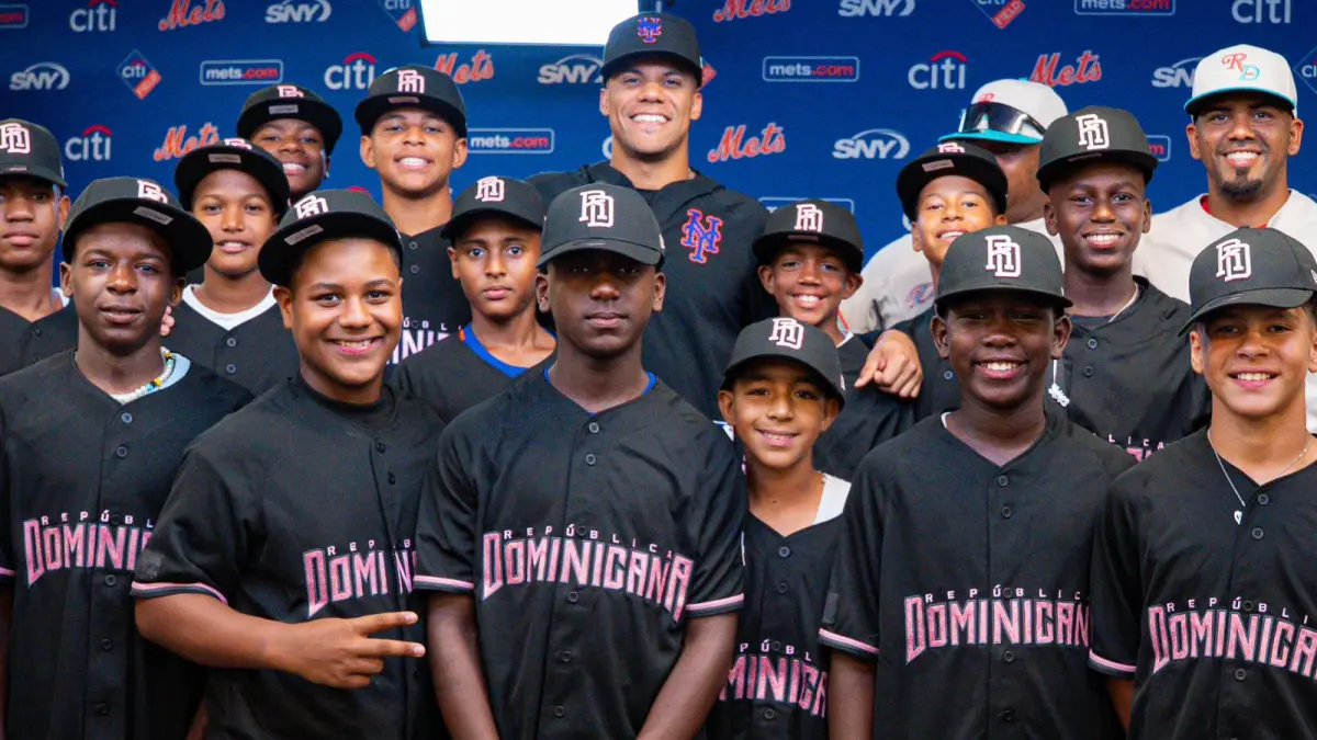 Juan Soto recibe al equipo dominicano de béisbol y les dedica jonrón antes de partir al Mundial Sub-12 en Taiwán