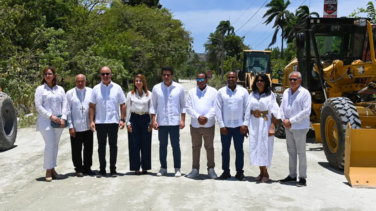 Ministro Collado deja iniciados trabajos reconstrucción vía acceso playa Teco, Puerto Plata