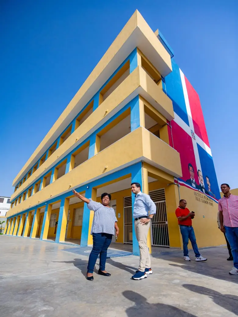 Omar Fernández critica mal estado de escuelas; propone recintos verticales y modelo STEAM