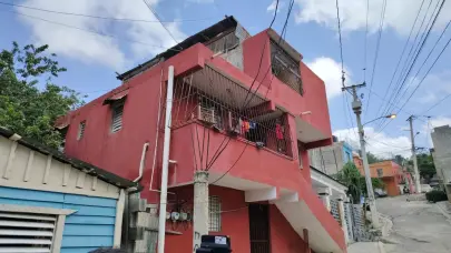 Cuatro miembros de una familia permanecen en estado delicado tras incendio en Santiago