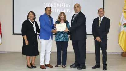 Reconocen a la economista Jacqueline Boin por sus valiosos aportes al desarrollo del país