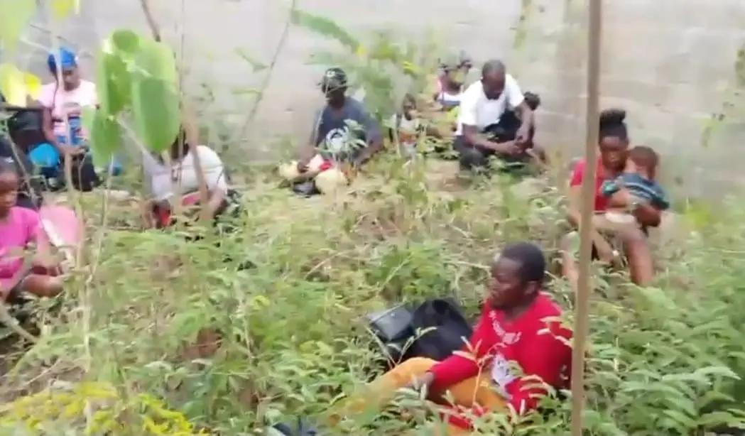 Detienen a 15 haitianos indocumentados escondidos en una propiedad en construcción en Dajabón