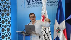 Aumentan consultas por problemas cervicales en niños por uso excesivo de celulares, advierte especialista