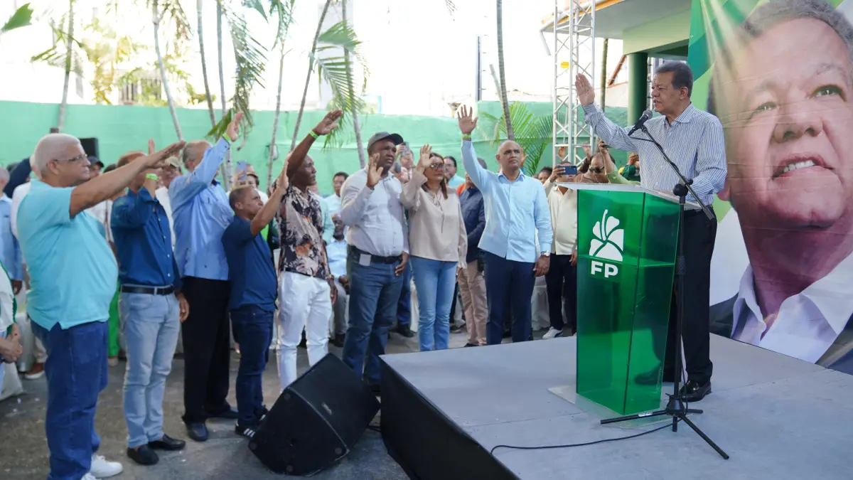 Leonel Fernández lidera juramentación de nuevos militantes en Baní