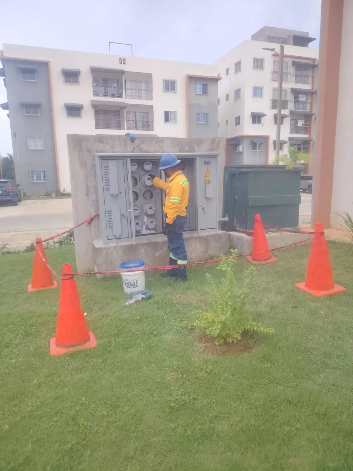 Edeeste detecta conexiones ilegales en residenciales de Ciudad Juan Bosch