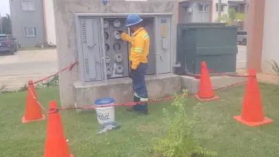 Edeeste detecta conexiones ilegales en residenciales de Ciudad Juan Bosch