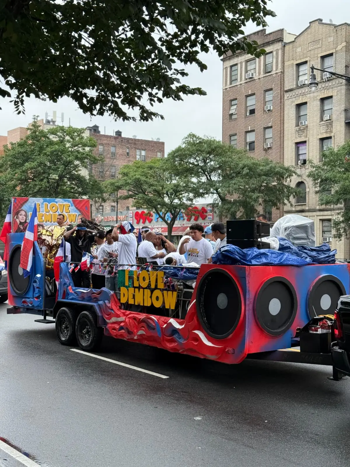 Carroza I Love Dembow se destaca en la Gran Parada Dominicana del Bronx